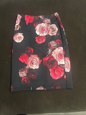 White House Black Market Rose Print Pencil Skirt - Black & Red